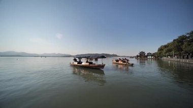 Batı Gölü kıyılarında korunmuş tarihi güzellik. Yüksek kalite 4k görüntü