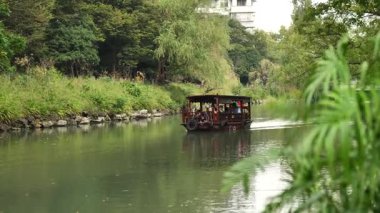 Batı Gölü kıyılarında korunmuş tarihi güzellik. Yüksek kalite 4k görüntü