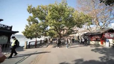 Batı Gölü kıyılarında korunmuş tarihi güzellik. Yüksek kalite 4k görüntü