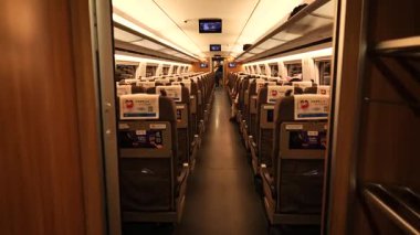 Çin yapımı yüksek hızlı bir trenin iç mekanı. Yüksek kalite 4k görüntü