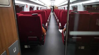 Çin yapımı yüksek hızlı bir trenin iç mekanı. Yüksek kalite 4k görüntü
