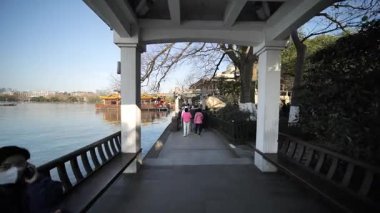 Batı Gölü kıyılarında korunmuş tarihi güzellik. Yüksek kalite 4k görüntü