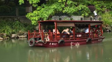 Batı Gölü kıyılarında korunmuş tarihi güzellik. Yüksek kalite 4k görüntü