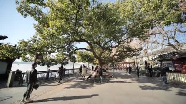 Batı Gölü kıyılarında korunmuş tarihi güzellik. Yüksek kalite 4k görüntü