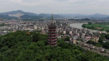 Hangzhou Çin kırsalındaki bir tapınağın havadan görünüşü. Yüksek kalite 4k görüntü