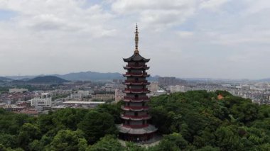 Hangzhou Çin kırsalındaki bir tapınağın havadan görünüşü. Yüksek kalite 4k görüntü
