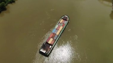 Hangzhou Çin 'in kırsal kesimindeki kargo gemisinin hava görüntüsü. Yüksek kalite 4k görüntü