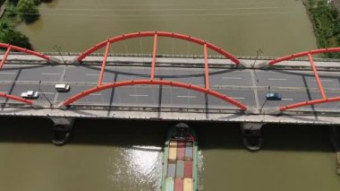 Hangzhou Çin 'in kırsal kesimindeki kargo gemisinin hava görüntüsü. Yüksek kalite 4k görüntü