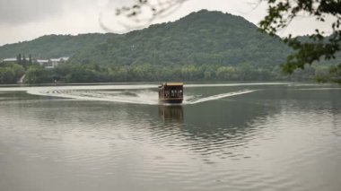 Xianghu Gölü 'nün doğal manzarası. Bir tekne hareket ediyor, Hangzhou Çin. Yüksek kalite 4k görüntü