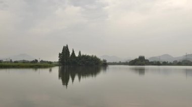 Bataklıklarda kayıkla gezerken görülen manzara, Shaoxing Zhejiang China. Yüksek kalite 4k görüntü