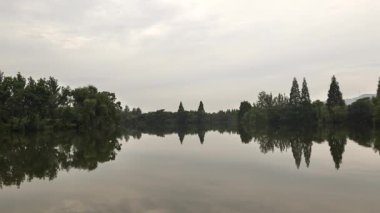 Bataklıklarda kayıkla gezerken görülen manzara, Shaoxing Zhejiang China. Yüksek kalite 4k görüntü