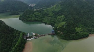 Fuchun Nehri, Tonglu, Hangzhou, Zhejiang Eyaleti, Çin 'deki doğal manzara. Yüksek kalite 4k görüntü