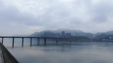 Fuchun Nehri, Tonglu, Hangzhou, Zhejiang Eyaleti, Çin 'deki doğal manzara. Yüksek kalite 4k görüntü