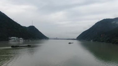Fuchun Nehri, Tonglu, Hangzhou, Zhejiang Eyaleti, Çin 'deki doğal manzara. Yüksek kalite 4k görüntü