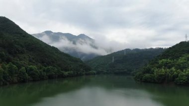 Fuchun Nehri, Tonglu, Hangzhou, Zhejiang Eyaleti, Çin 'deki doğal manzara. Yüksek kalite 4k görüntü
