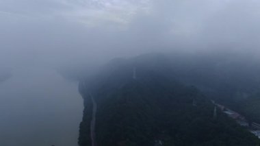 Fuchun Nehri, Tonglu, Hangzhou, Zhejiang Eyaleti, Çin 'deki doğal manzara. Yüksek kalite 4k görüntü