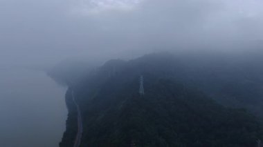 Fuchun Nehri, Tonglu, Hangzhou, Zhejiang Eyaleti, Çin 'deki doğal manzara. Yüksek kalite 4k görüntü