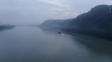 Fuchun Nehri, Tonglu, Hangzhou, Zhejiang Eyaleti, Çin 'deki doğal manzara. Yüksek kalite 4k görüntü