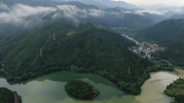 Fuchun Nehri, Tonglu, Hangzhou, Zhejiang Eyaleti, Çin 'deki doğal manzara. Yüksek kalite 4k görüntü