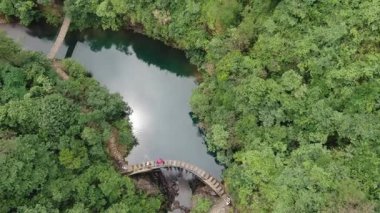 Tonglu, Hangzhou Zhejiang bölgesi Çin 'in yemyeşil ormanları arasında güzel, uzun bir şelale. Yüksek kalite 4k görüntü