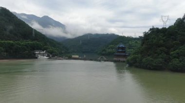 Fuchun Nehri, Tonglu, Hangzhou, Zhejiang Eyaleti, Çin 'deki doğal manzara. Yüksek kalite 4k görüntü