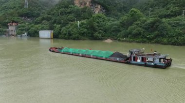 Fuchun Nehri, Tonglu, Hangzhou, Zhejiang Eyaleti, Çin 'deki doğal manzara. Yüksek kalite 4k görüntü