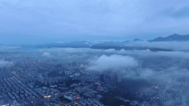 Fuchun Nehri, Tonglu, Hangzhou, Zhejiang Eyaleti, Çin 'deki doğal manzara. Yüksek kalite 4k görüntü