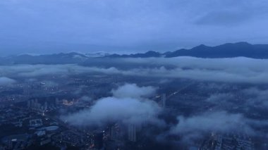 Fuchun Nehri, Tonglu, Hangzhou, Zhejiang Eyaleti, Çin 'deki doğal manzara. Yüksek kalite 4k görüntü