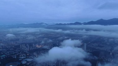 Fuchun Nehri, Tonglu, Hangzhou, Zhejiang Eyaleti, Çin 'deki doğal manzara. Yüksek kalite 4k görüntü