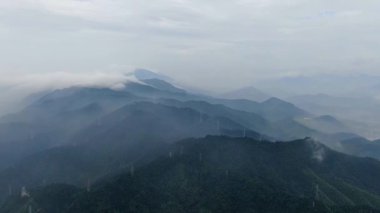 Fuchun Nehri, Tonglu, Hangzhou, Zhejiang Eyaleti, Çin 'deki doğal manzara. Yüksek kalite 4k görüntü