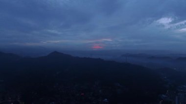 Fuchun Nehri, Tonglu, Hangzhou, Zhejiang Eyaleti, Çin 'deki doğal manzara. Yüksek kalite 4k görüntü