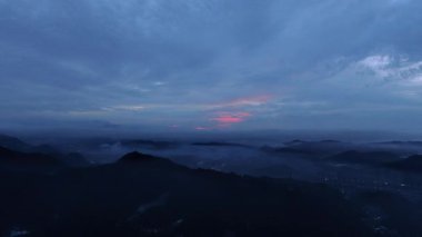 Fuchun Nehri, Tonglu, Hangzhou, Zhejiang Eyaleti, Çin 'deki doğal manzara. Yüksek kalite 4k görüntü