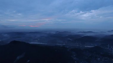 Fuchun Nehri, Tonglu, Hangzhou, Zhejiang Eyaleti, Çin 'deki doğal manzara. Yüksek kalite 4k görüntü