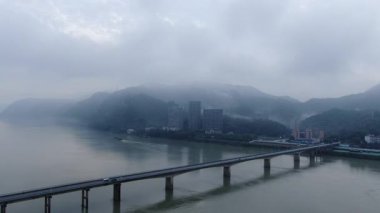 Fuchun Nehri, Tonglu, Hangzhou, Zhejiang Eyaleti, Çin 'deki doğal manzara. Yüksek kalite 4k görüntü