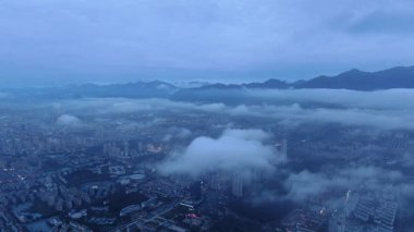 Fuchun Nehri, Tonglu, Hangzhou, Zhejiang Eyaleti, Çin 'deki doğal manzara. Yüksek kalite 4k görüntü