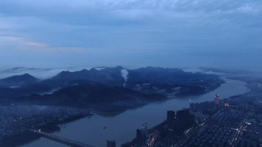 Fuchun Nehri, Tonglu, Hangzhou, Zhejiang Eyaleti, Çin 'deki doğal manzara. Yüksek kalite 4k görüntü