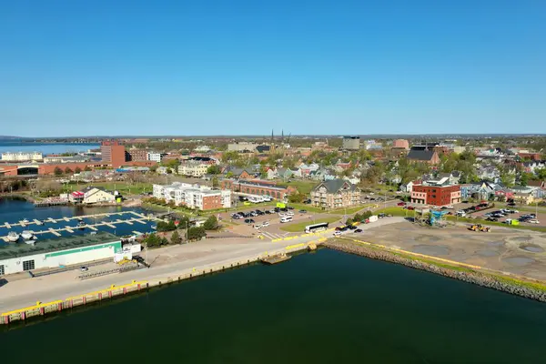 Kanada 'nın Prens Edward Adası' ndaki bir sahil şehri ve limanın havadan görüntüsü. Yüksek kalite fotoğraf