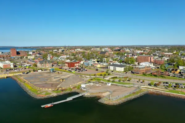 Kanada 'nın Prens Edward Adası' ndaki bir sahil şehri ve limanın havadan görüntüsü. Yüksek kalite fotoğraf