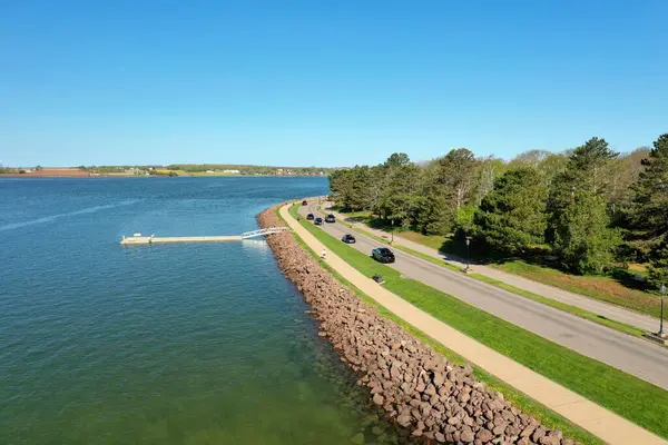 Kanada 'nın Prens Edward Adası' ndaki bir sahil şehri ve limanın havadan görüntüsü. Yüksek kalite fotoğraf