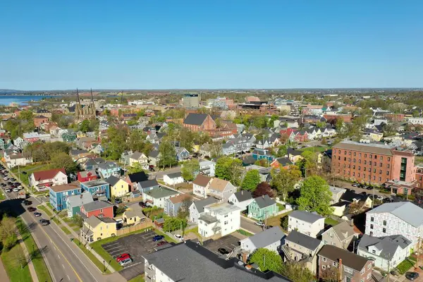 Kanada 'nın Prens Edward Adası' ndaki bir sahil şehri ve limanın havadan görüntüsü. Yüksek kalite fotoğraf