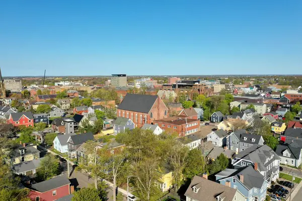 Kanada 'nın Prens Edward Adası' ndaki bir sahil şehri ve limanın havadan görüntüsü. Yüksek kalite fotoğraf