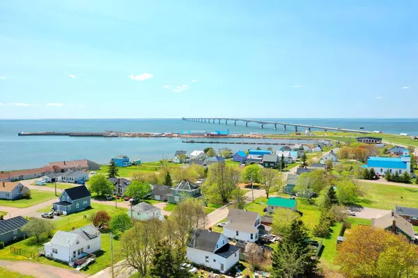 Coastal City 'nin havadan görünüşü ve Kanada' nın Prens Edward Adası 'ndaki federal köprü. Yüksek kalite fotoğraf