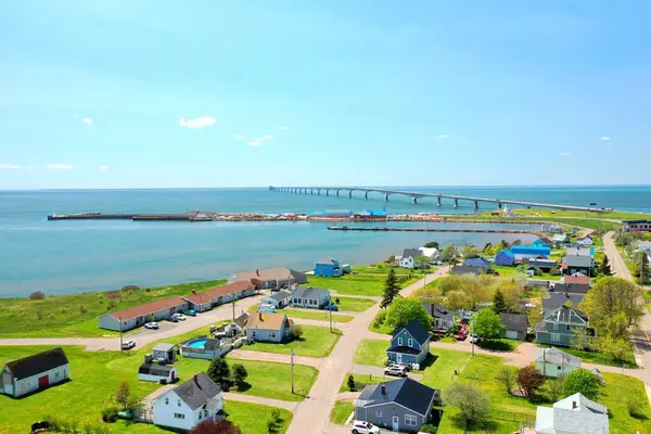 Coastal City 'nin havadan görünüşü ve Kanada' nın Prens Edward Adası 'ndaki federal köprü. Yüksek kalite fotoğraf