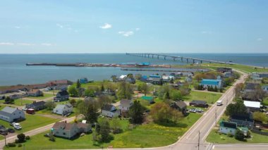 Coastal City 'nin havadan görünüşü ve Kanada' nın Prens Edward Adası 'ndaki federal köprü. Yüksek kalite fotoğraf