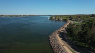 Kanada 'nın Prens Edward Adası' ndaki bir sahil şehri ve limanın havadan görüntüsü. Yüksek kalite fotoğraf