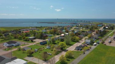 Coastal City 'nin havadan görünüşü ve Kanada' nın Prens Edward Adası 'ndaki federal köprü. Yüksek kalite fotoğraf