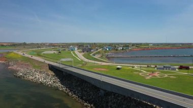 Coastal City 'nin havadan görünüşü ve Kanada' nın Prens Edward Adası 'ndaki federal köprü. Yüksek kalite fotoğraf