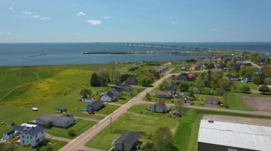 Coastal City 'nin havadan görünüşü ve Kanada' nın Prens Edward Adası 'ndaki federal köprü. Yüksek kalite fotoğraf