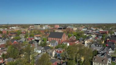 Kanada 'nın Prens Edward Adası' ndaki bir sahil şehri ve limanın havadan görüntüsü. Yüksek kalite fotoğraf