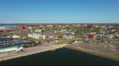 Kanada 'nın Prens Edward Adası' ndaki bir sahil şehri ve limanın havadan görüntüsü. Yüksek kalite fotoğraf